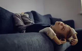 un nene aburrido en casa