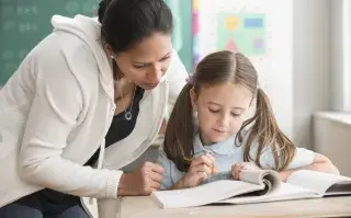 Día del Maestro 2024: ¿el 11 de septiembre hay clases? Maestra y alumna estudiando.