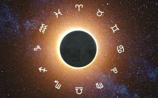 Este miércoles llega el Eclipse Total de Sol en Leo: ¿cuáles son los 4 signos más afectados? La rueda zodiacal, con los símbolos de los 12 signos astrales y en el centro, la imagen de un eclipse solar.