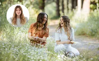 mujeres sonriendo en el parque