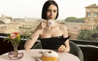 Foto de Lily Collins con taza de Emily in Paris.