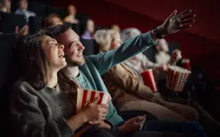 Foto de gente en el cine.
