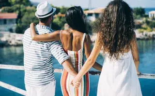 La tendencia en relaciones que genera polémica: ¿qué es el toliamor? Una pareja de vacaciones y una infidelidad