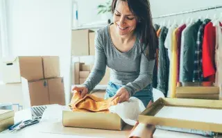 Una mujer abriendo una caja con ropa