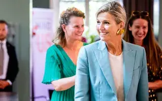 La reina Máxima Zorreguieta visitó la Fundación Door het Geluid con un estilismo que ya utilizó en una oportunidad y con unos aros que se llevaron todas las miradas.