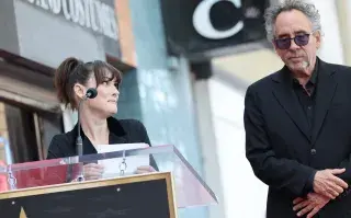Winona Ryder y Tim Burton en el Paseo de la Fama de Hollywood, el 3 de septiembre de 2024.