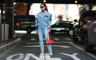 Mujer por las calles de Nueva York.