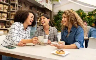 Mi pareja no tiene amigos: ¿qué puedo hacer? grupo de amigas