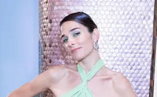 Juana Viale vestida de verde en la mesaza.