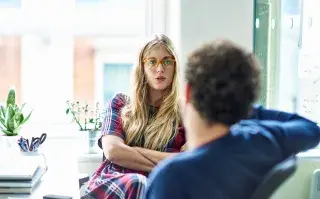 Una mujer y un hombre conversando.