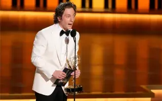Foto de Jeremy Allen White en los Premios Emmy.