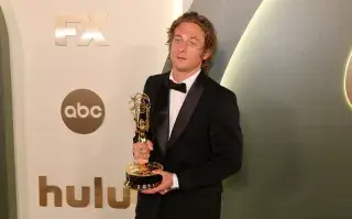 The Bear: cuándo se estrena la temporada 4 de la serie con Jeremy Allen White Foto de Jeremy Allen White con su Emmy 2024