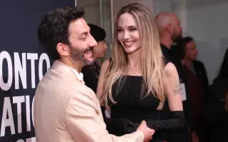 Juan Minujín posó con Angelina Jolie en el Festival de Toronto: el motivo de la foto viral Foto de Juan Minujín y Angelina Jolie en el Festival de Cine de Toronto.