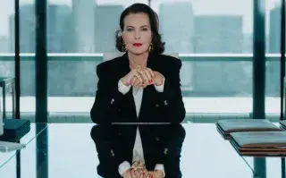 Las mejores 8 series del streaming para ver este fin de semana Fotograma de la serie "La Maison", con una mujer sentada a una mesa de directorio.