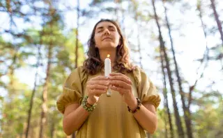 mujer haciendo un ritual