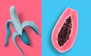 Una banana y una papaya.