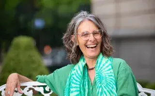 mujer madura feliz