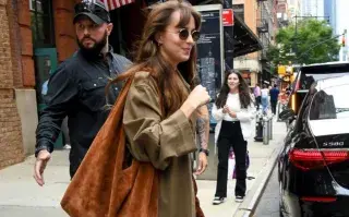 Una foto de Dakota Johnson paseando por las calles de Nueva York.