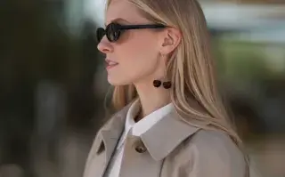 Mujer vistiendo aros cherry