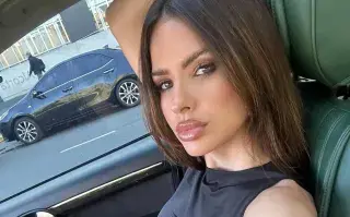 La China lució un equipo de dos piezas compuesto por un crop top total black y una falda de tiro bajo animal print con lazos a los costados