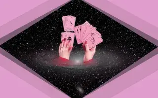 Unas manos sosteniendo unas cartas de tarot en un fondo de galaxia.