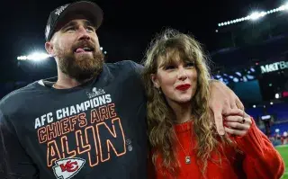 Travis Kelce reveló el nuevo y cariñoso apodo con el que llama a Taylor Swift Travis Kelce y Taylor Swift en el estadio M&T Bank, el 28 de enero de 2024.