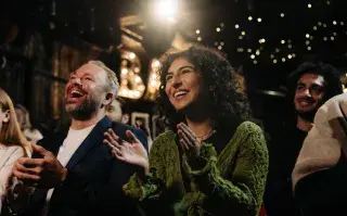 Foto de gente en un teatro.