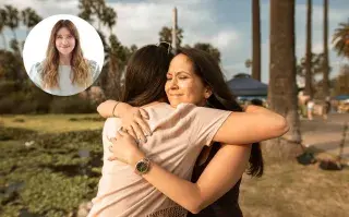 dos mujeres se abrazan