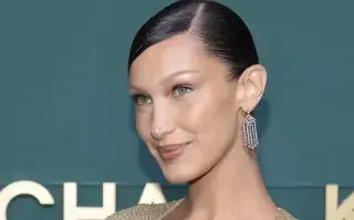 Qué es la vincha "hair comb", el accesorio de pelo que usó Bella Hadid y es furor Bella Hadid en una premiere