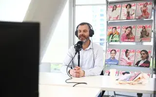 Dr. Facundo Pereyra hablando por micrófono en el streaming de OHLALÁ