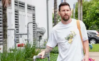 Una foto de Lionel Messi con un bolso de Louis Vuitton.