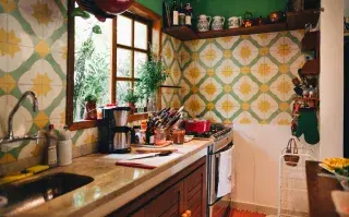 Los azulejos se distinguen por su funcionalidad para limpiar y por su capacidad para soportar ambientes húmedos