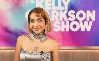 María Becerra debutó en la TV norteamericana: brilló en el show de Kelly Clarkson Foto de María Becerra en el show de Kelly Clarkson.