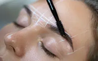 Técnica de cejas