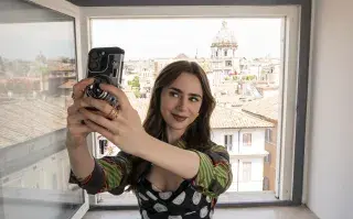 Un fragmento de la serie "Emily in paris" de Netflix
