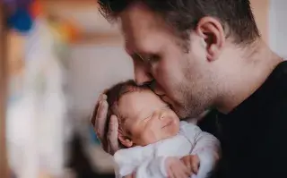papá con un bebé