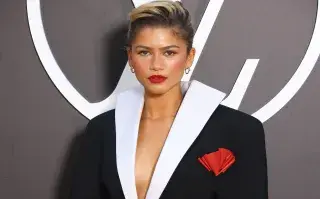 Zendaya posando en el desfile de Louis Vuitton