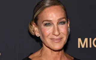 Sarah Jessica Parker dijo presente en una gala en Nueva York con un diseño que anticipa las tendencias de la nueva temporada.