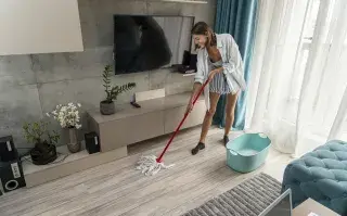 mujer limpiando