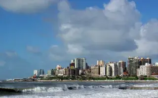 ¿Qué hacer el fin de semana largo de octubre en Mar del Plata? A menos de 400 kilómetros tenés la opción de pasar por la playa y salir a comer y bailar.