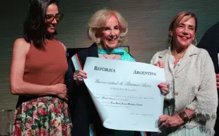 Mirtha Legrand con el diploma que acredita el título que recibió de manos de la UBA, junto a su hija, Marcela Tinayre, y su nieta, Juana Viale