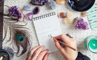 Qué significa el número 10 y cuál es la energía que traerá octubre, según la numerología y el tarot Mujer escribiendo números en un cuaderno.