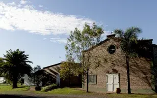 Fachada de una casita colonial en Suipacha con vista al cielo azul