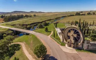 El río Sauce Grande baja desde la sierra y atraviesa el antiguo pueblo