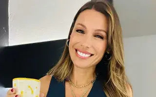 La modelo y conductora, Pampita Ardohain lució un equipo de dos piezas en el tono que será protagonista en la nueva temporada.