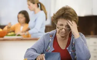 “No me banco a mi suegra”: ¿qué pasa cuando se mete de más en nuestras vidas? Situación familiar, malestar de una persona mayor.