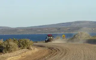 La ruta bordea el Mar Argentino y ofrece vistas espectaculares.