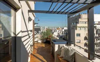 Abrieron un balcón cerrado y lo convirtieron en terraza.