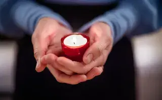 El poderoso ritual de las 8 velas que podés hacer este 8 de diciembre Foto de una persona prendiendo una vela.