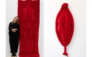 Guillermina Grinbaum con dos de sus creaciones en terciopelo: Entre pliegues y Crisálida.